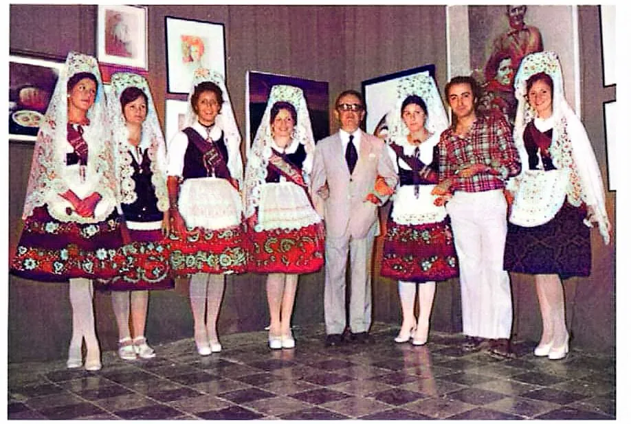 Asensio Sáez, en el centro, y Paco Conesa, con camisa de cuadros, junto a seis jóvenes con traje tradicional en las fiestas del Rosario de La Unión (1974, según el archivo familiar)